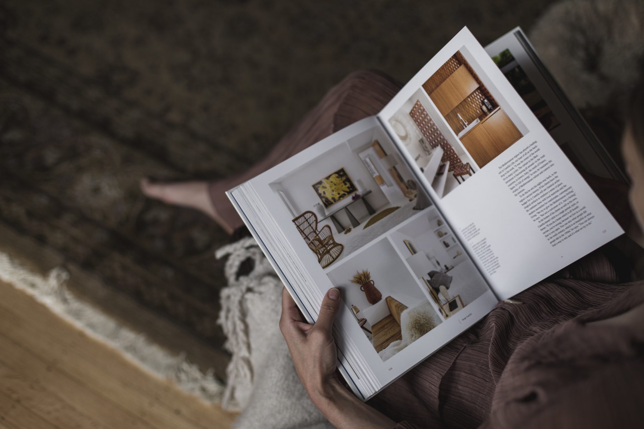 lecture livre de décoration d'intérieur